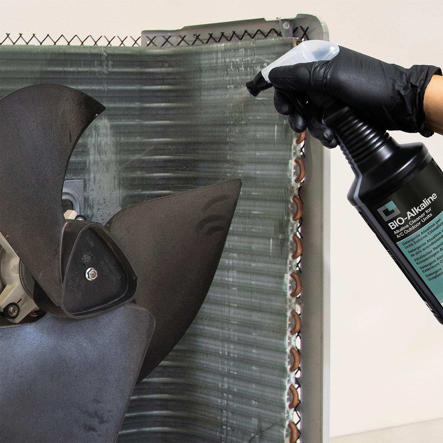 Kit pulizia completa climatizzatori, include cover protettiva Wally e aerosol 600mL pulizia unità interna, Bio Acid e Bio Alkaline 2L con tensioattivi bio pulizia unità esterna, guanti - immagine 3