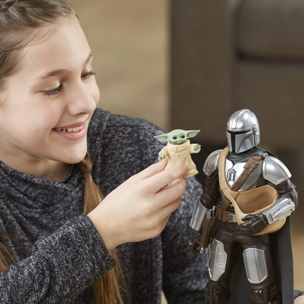 Hasbro Star Wars Galactic Action - Mandaloriano e Grogu - immagine 5