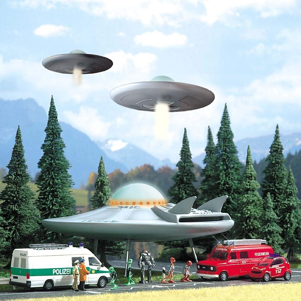 Busch Kit UFO Completo con 4 Alien e Robot, Effetti Luminosi, Per Bambini