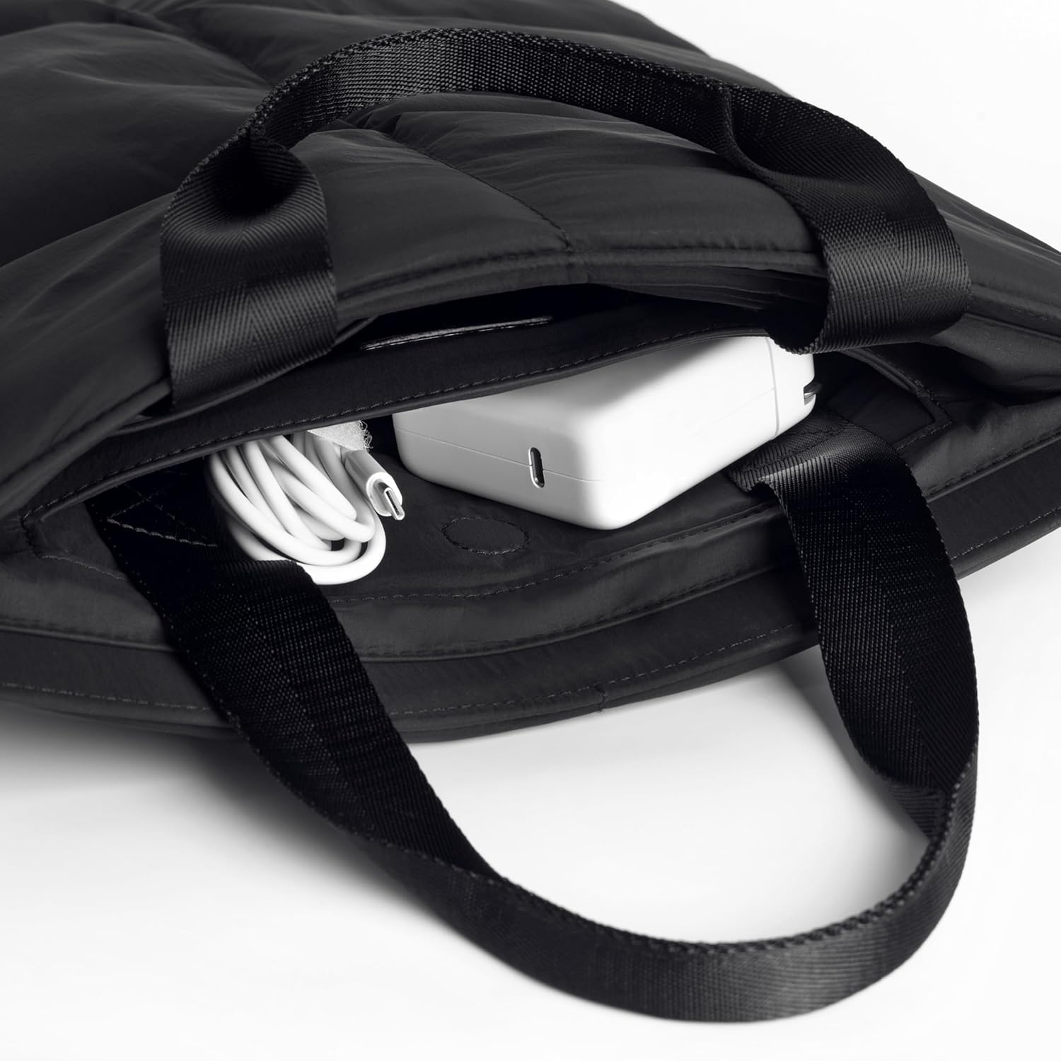 Comfyable Puffy Nylon Hidden Handle Sleeve per MacBook - immagine 9