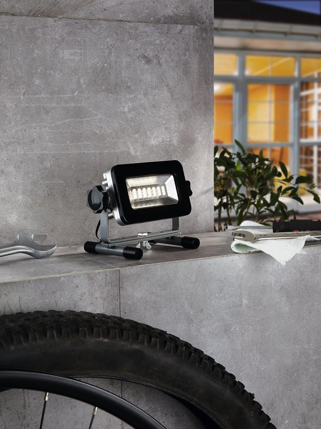 EGLO Faretto LED Piera - Lampada da Lavoro Portatile - immagine 4