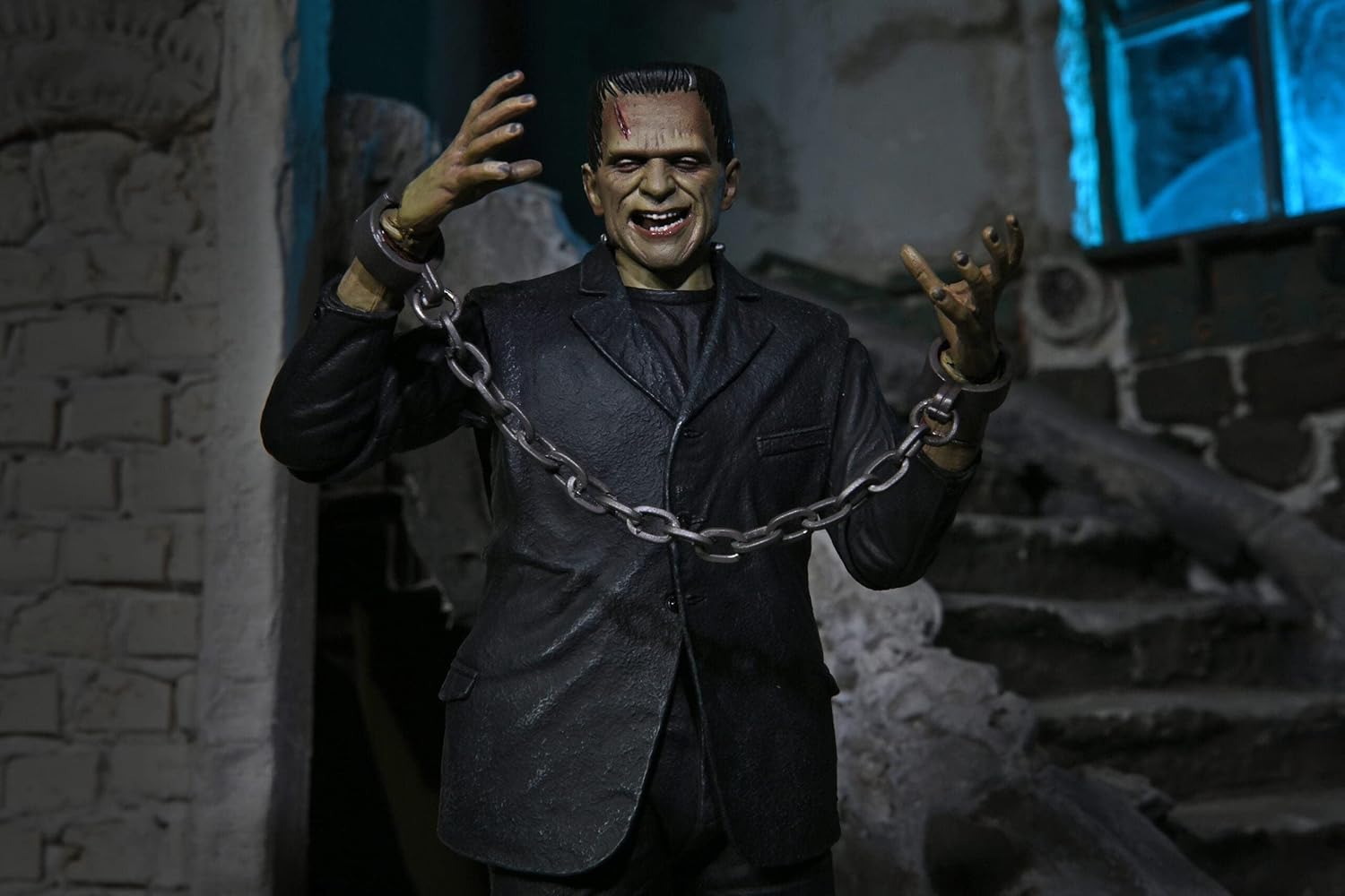 NECA Universal Monsters - Ultimate Frankenstien - Figurine articulée 18cm - immagine 2