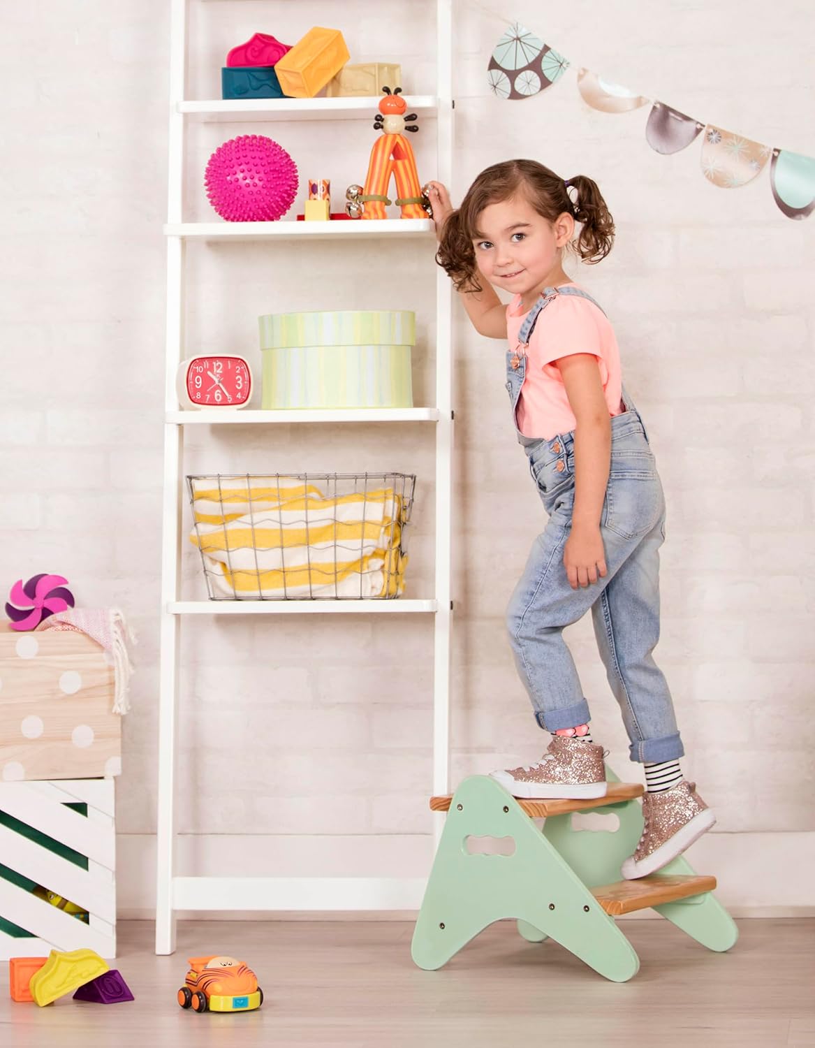 B. spaces - Sgabello in Legno per Bambini Peek-A-Boost - immagine 2