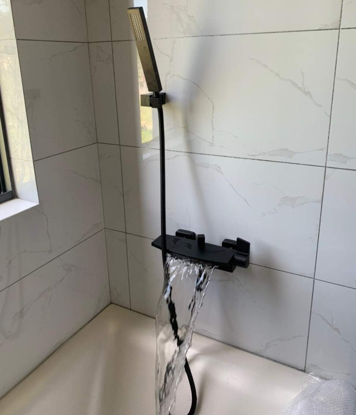 Miscelatore Vasca da Bagno a Cascata Nero con Doccetta - immagine 6