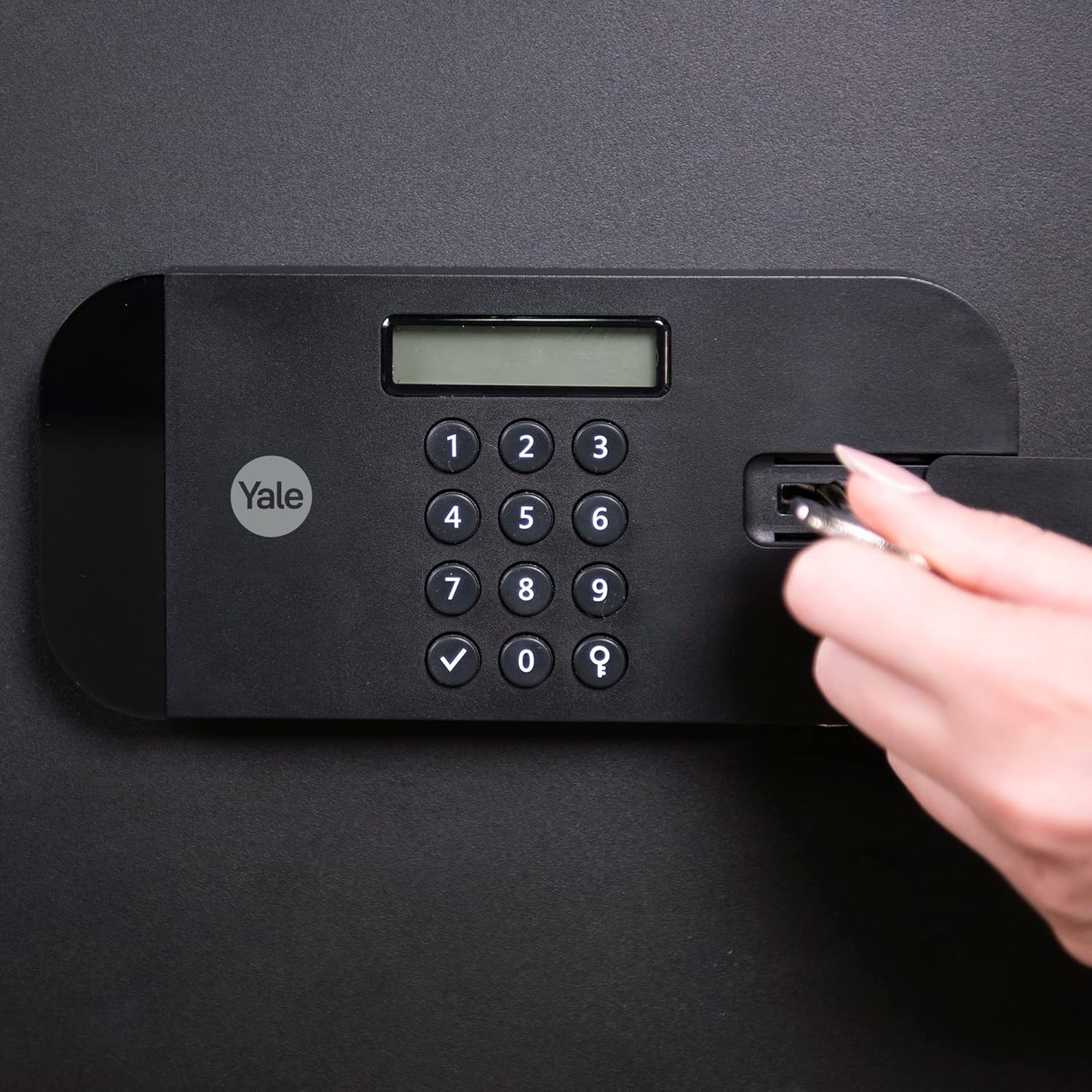 Yale Cassaforte motorizzata per laptop ad alta sicurezza YYLEB/200/EB1, accesso con codice pin digitale, funzione di blocco e tasto di sovraccarico, dim interne: 192 x 475 x 295mm - immagine 7