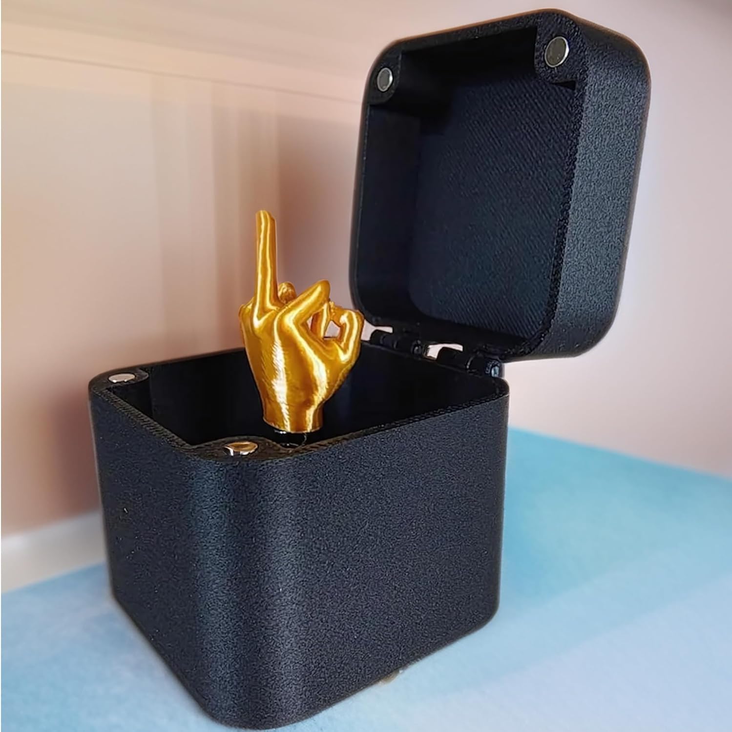 Scatola Regalo con Dito Medio a Sorpresa - immagine 5