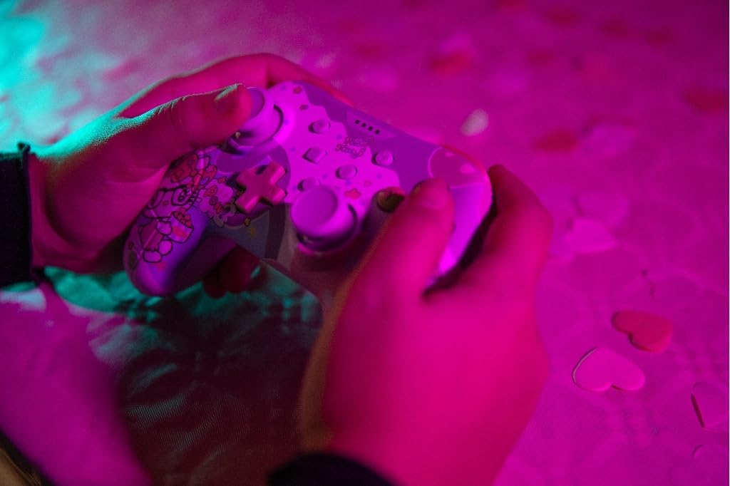 Konix Hello Kitty Controller con cavo per Nintendo Switch, Switch 2 e PC - Funzione vibrazione - Cavo da 3m - Viola e rosa - immagine 5