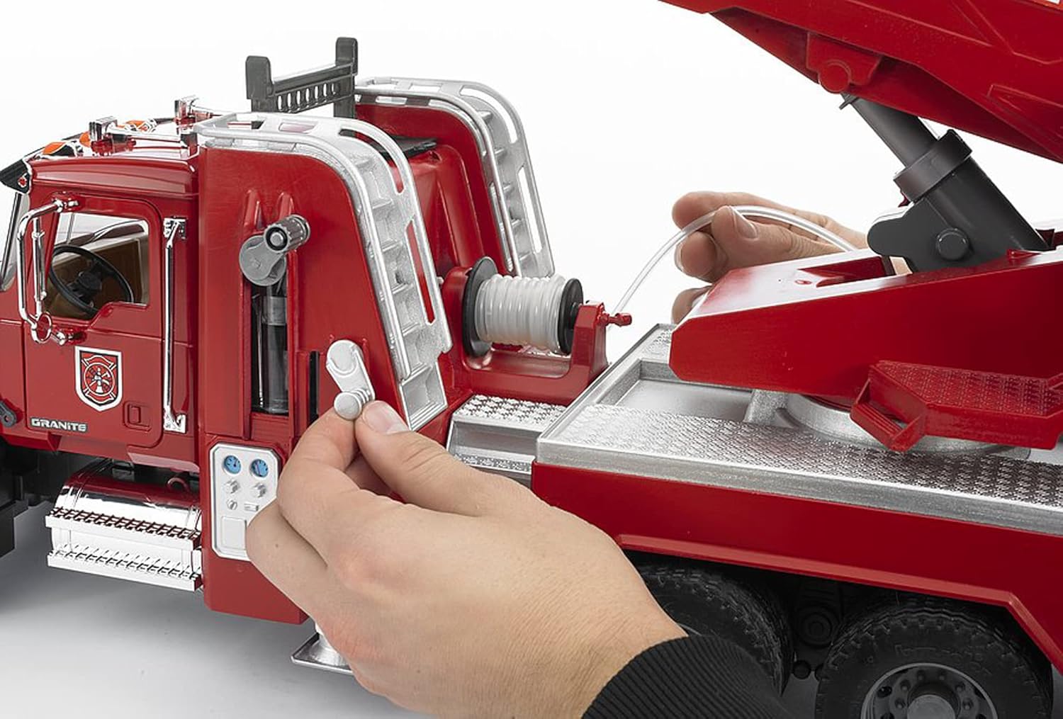 bruder 02821 - Autoscala MACK Granite con Pompa - immagine 5