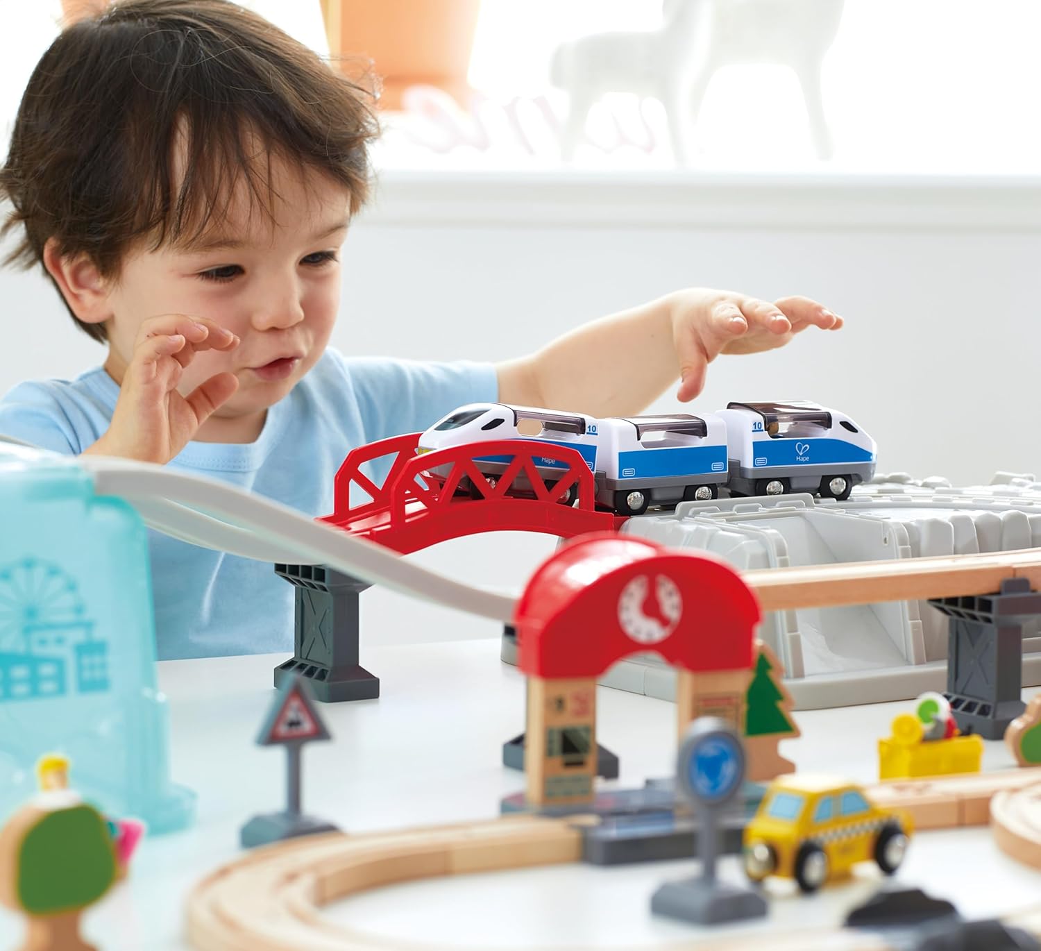 Hape Set Treno in Città con Binari e Personaggi - immagine 3