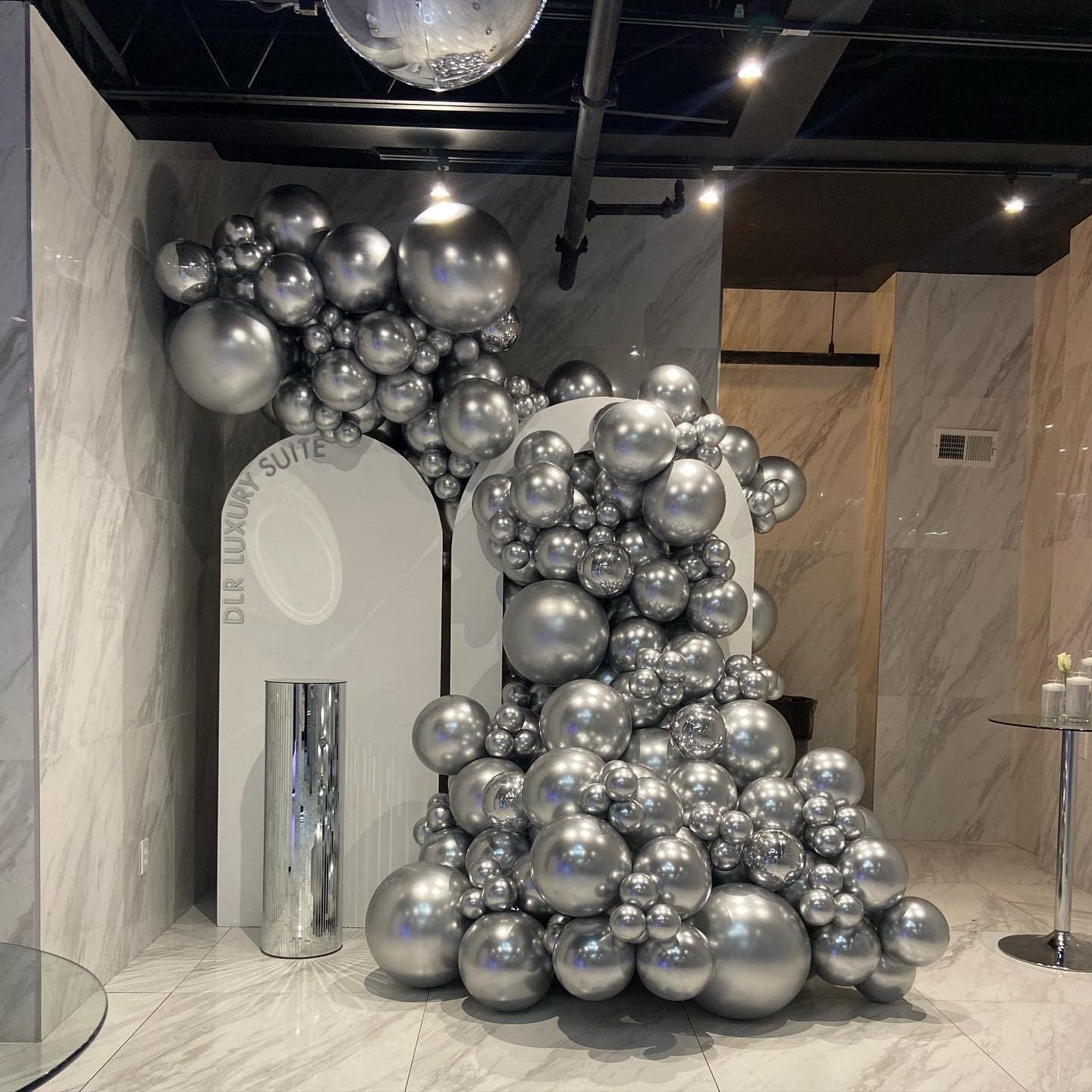 Kit Arco Palloncini Argento - 105 Pezzi - immagine 4