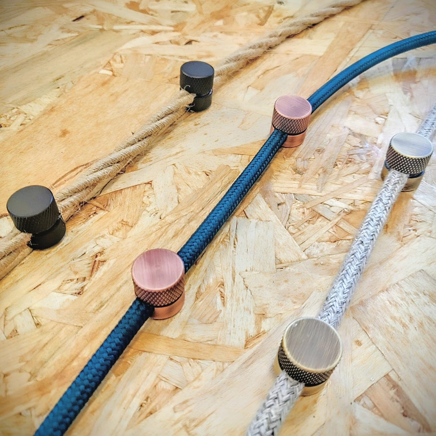 Amarcords - 10 Decentratori Pressacavo in Alluminio, Bianchi - immagine 5