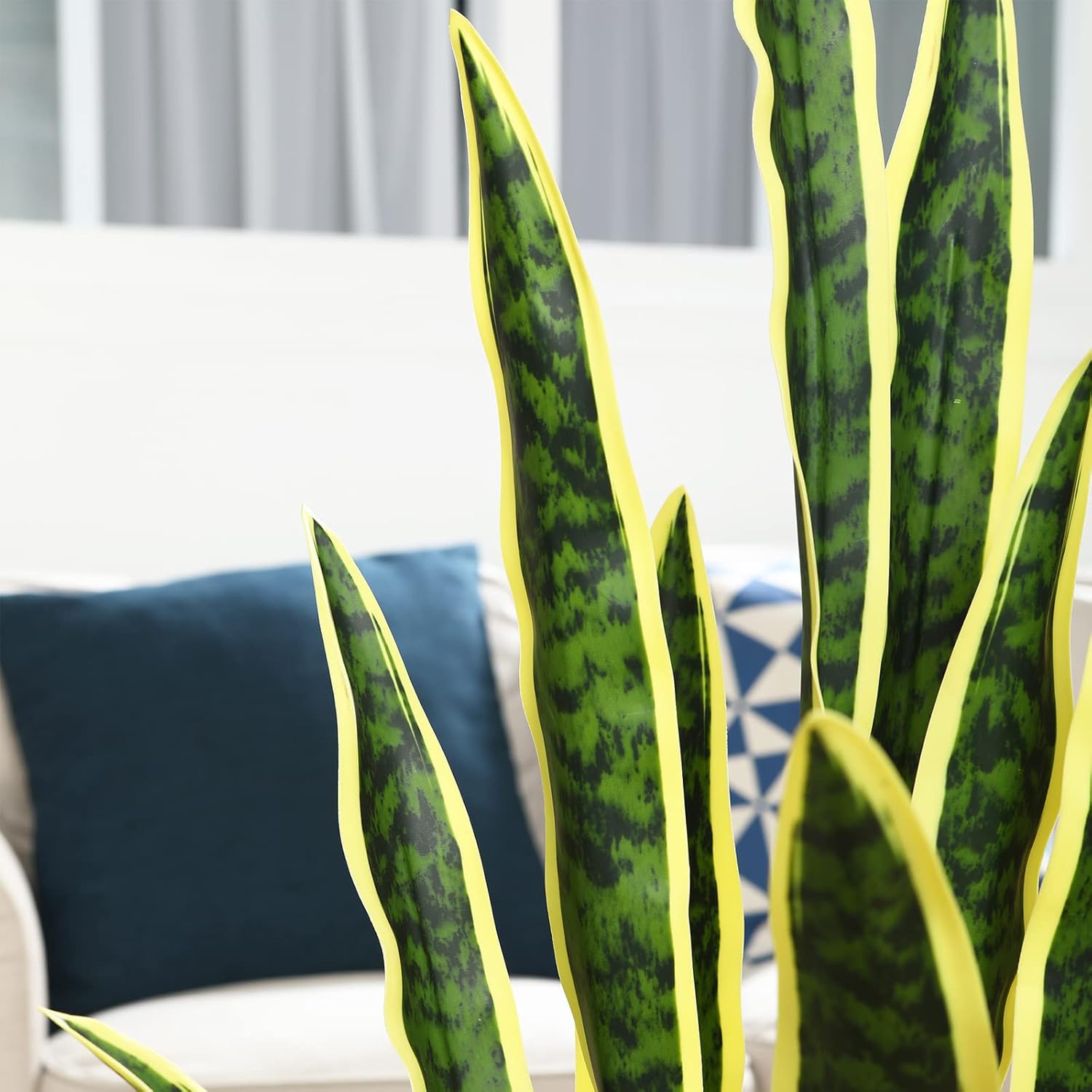 Crosofmi Pianta Finta Sanseveria 110 cm con Vaso, Giallo - immagine 4