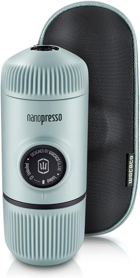 WACACO Nanopresso con S-custodia di Nanopresso, Macchina Caffè Portatile, Versione di Aggiornamento di Minipresso, Espresso Portatile, Caffe Viaggio, Azionabile Manualmente (Nuovi Elementi Blu Artico)