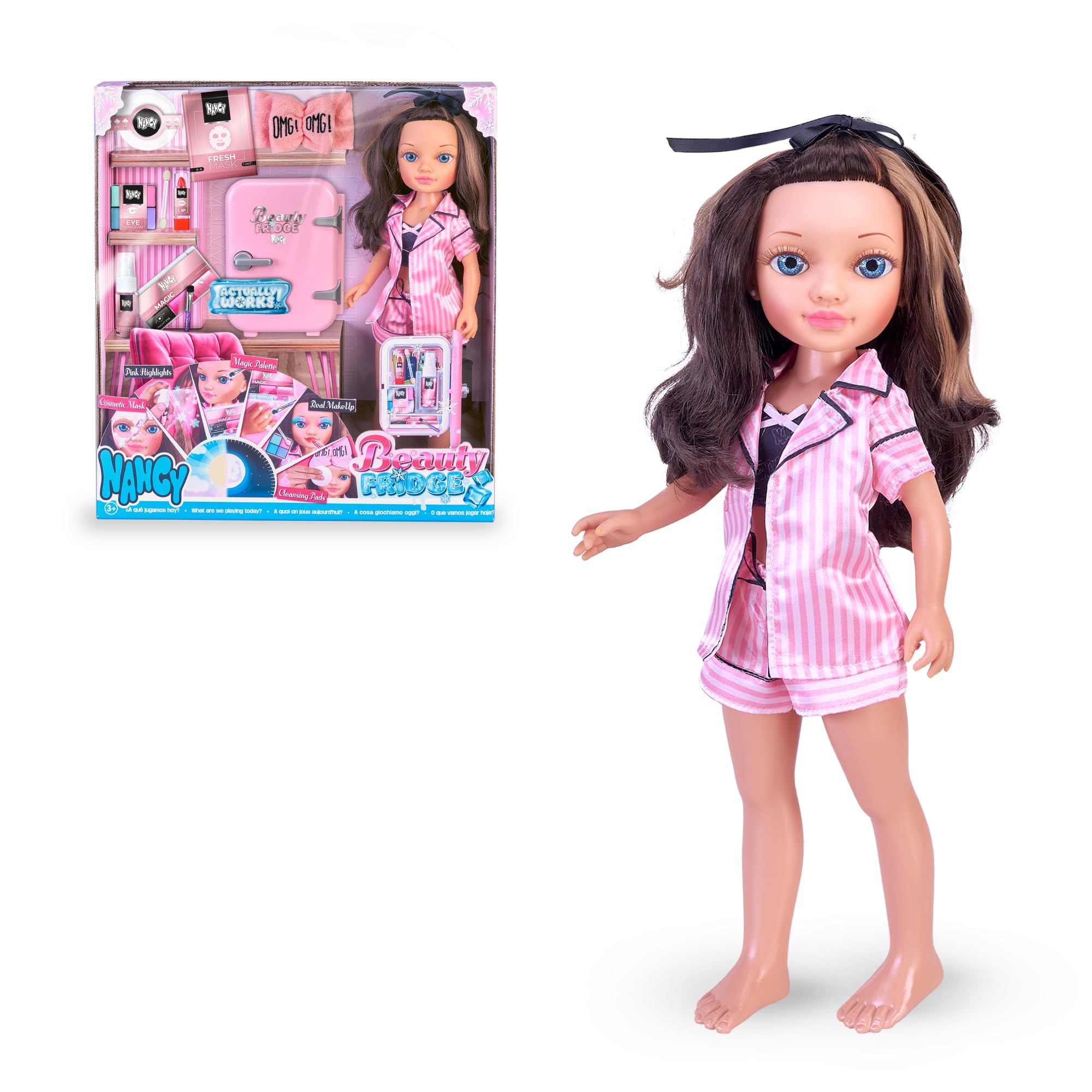 Nancy Beauty Fridge, bambola con accessori per il trucco e frigorifero con vassoio per il ghiaccio dedicato ai suoi cosmetici, per bambine/i +3 anni, Famosa (NAC74000)