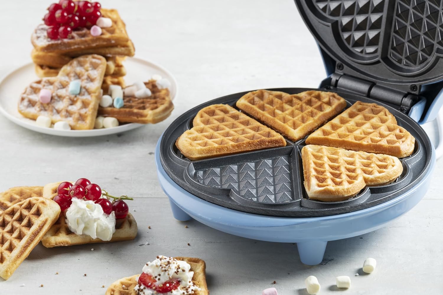 Bestron Waffle Maker a Cuore 700W, Blu - immagine 2